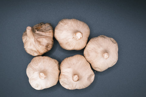 黒にんにく 玉（丸ごと1玉）8個入り｜青森県十和田産・無添加　鮮度と栄養をまるごと。