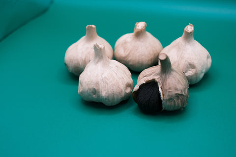 黒にんにく 玉（丸ごと1玉）8個入り｜青森県十和田産・無添加　鮮度と栄養をまるごと。